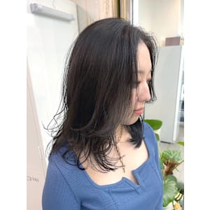 ウルフレイヤー無造作パーマ大人ミディセンターパート黒髪渋谷