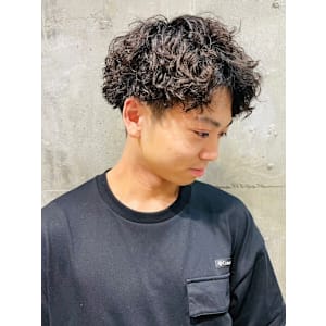 束感　スパイラルパーマ　センターパート　ツーブロック