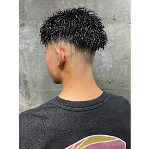 スキンフェード　ツイストスパイラルパーマ　艶感黒髪ショート