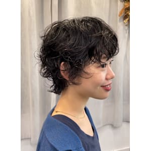パーマでラフな動きをつけたショートウルフスタイル
