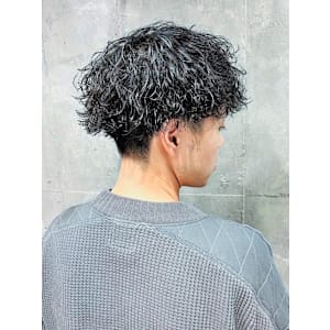 刈り上げ　波巻きパーマ　20代30代　黒髪　マッシュショート