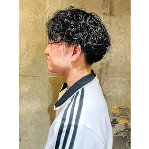 束感波巻きスパイラルパーマ　センターパート　ツーブロック