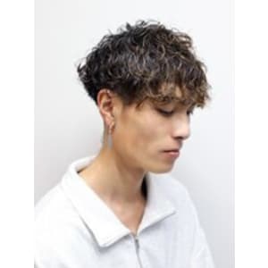 外国人風ツイストスパイラルマッシュパーマ　ツーブロック