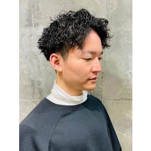 ツーブロック　ツイストスパイラルパーマ　センターパート　束感