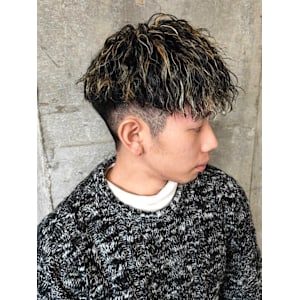 ツーブロック　ツイストスパイラルパーマ　ハイライト　メッシュ