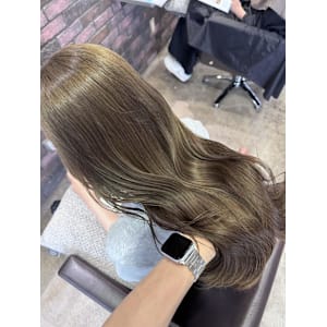 オリーブベージュ　グレージュ ブリーチ レイヤーカット 天神