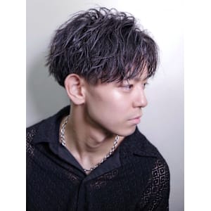 スーツ短髪ツーブロック束感モテる黒髪シークレットパーマ流行