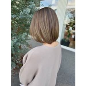 小顔切りっぱなしボブマッシュショートエモージュ白髪ぼかし