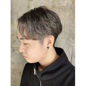 グレージュ　ツーブロック　センターパート　メンズショート