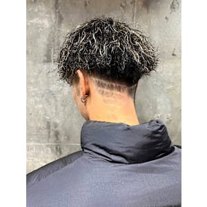 ライン入り刈り上げ　メッシュ　ツイストスパイラルパーマ