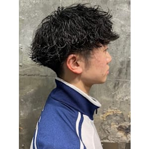 ツーブロック　マッシュ　波巻きパーマ　束感　メンズショート