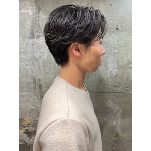 ツーブロック　センターパート　ニュアンスパーマ　爽やか　短髪