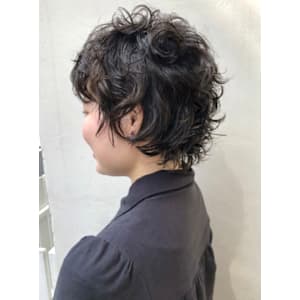 クセ毛風クリクリ無造作パーマウルフショートカット