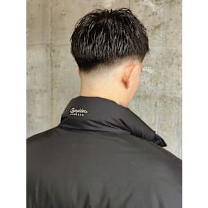 刈り上げショート　フェード　短髪　黒髪　アップバング　爽やか