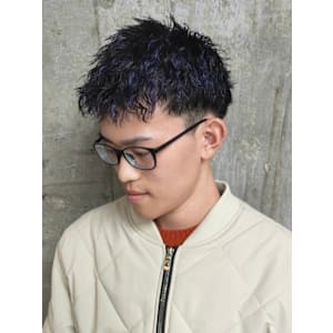 ツイストパーマ　ハイライト　ブルーカラー　ツーブロック　束感