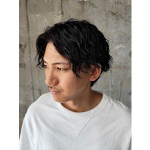 ツーブロック　ツイストスパイラルパーマ　センターパート