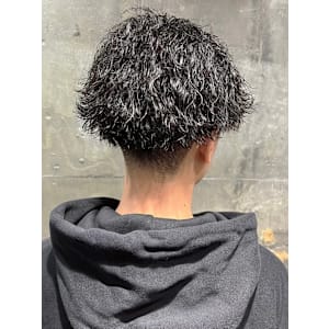 刈り上げ　ツーブロック　波巻きツイスパ　メンズショート