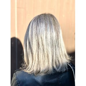 ホワイトシルバーです