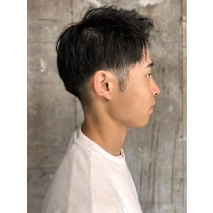 ツーブロック　メンズショート　黒髪　短髪　アップバング