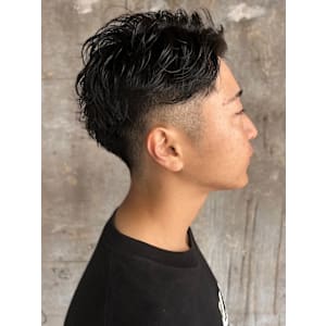 ツーブロック　アップバング　束感　黒髪　メンズショートヘア