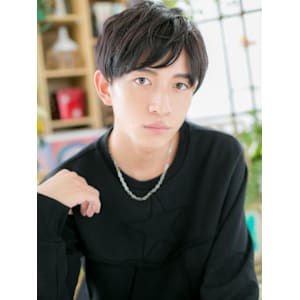 黒髪サイドグラデーション無造作ショート　マッシュパーマ