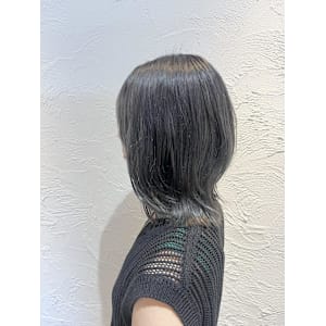 やわらかグレージュ