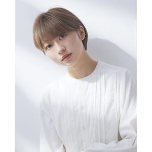 高明度カラー×耳にかけても可愛いショート【池袋・池袋東口】