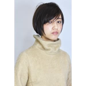 前髪長めでシースルーなメンズライク前下がり大人ショートカット