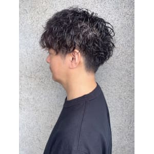 スパイラルパーマ　刈り上げマッシュ　メンズカジュアル