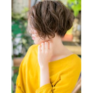 アンニュイ顔…前下がりくせ毛風エアリーボブ　アースカラー