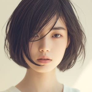 斜めバングのスタイリッシュボブ