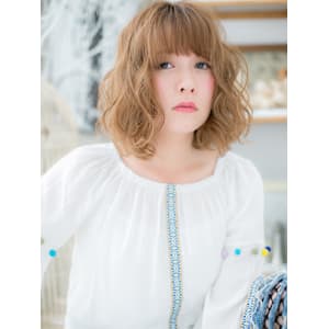 大人可愛いハイライトカラーくせ毛風小顔ボブ　ハイトーンカラー