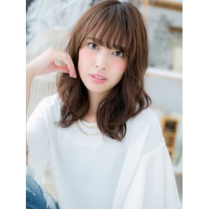 斜めバング小顔くせ毛風グレーベージュミディ　アースカラー