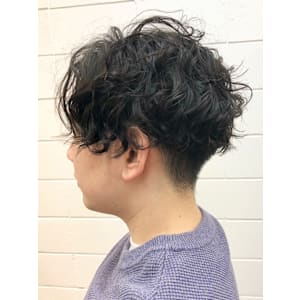 お手入れ簡単センターパート前下がり無造作クセ毛風メンズパーマ