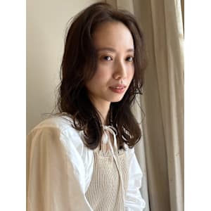 マロンベージュ センターパート セミロング 巻き髪アレンジ