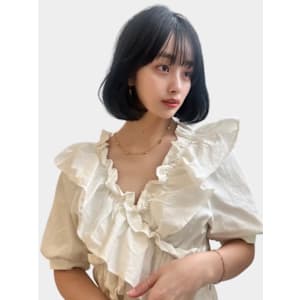 20代30代透明感暗髪アッシュブルーグレージュ丸みボブ