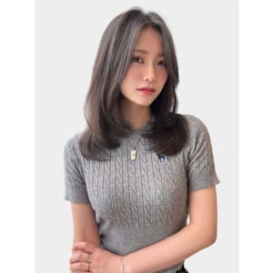 くびレイヤー前髪ピンクベージュエモージュインナーグレージュ