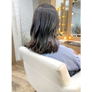 透明感　暗髪　グレージュカラー　ミディアムレイヤースタイル