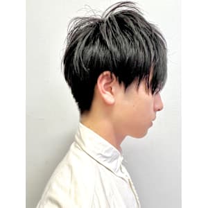 ザクザク毛束感・無造作な動きの前下がりメンズショート髪型