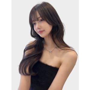 トレンドの暗髪×盛れる顔まわりカット