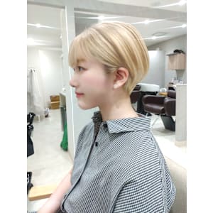 ケアブリーチで作るショートスタイルです。