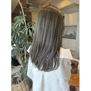 オリーブベージュ　レイヤーカット　赤み消しカラー　透明感