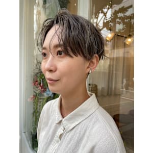 グレージュカラーのメンズライクなショートスタイル