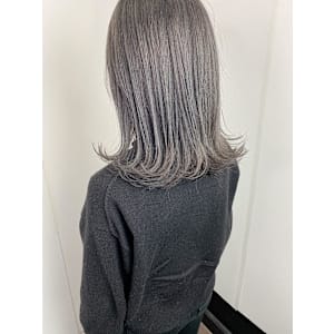 グレージュカラー切りっぱなしミディアム ぶつ切りボブ