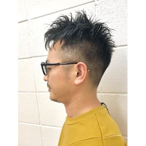 大人メンズ個性的な髪型ツーブロックモヒカンショートカット