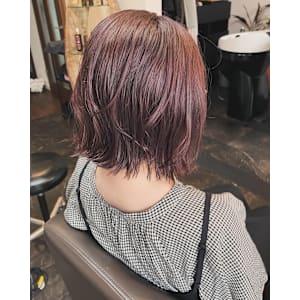 ピンクシルバーでカラーリング、外ハネボブ