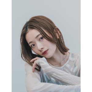 グレーベージュ大人ナチュラル外ハネ結べるショートボブ長め前髪