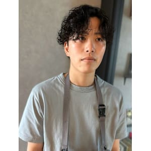 スパイラルパーマ　センターパート　メンズパーマ　メンズカット