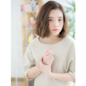 ベージュカラーで大人なワンレンボブ