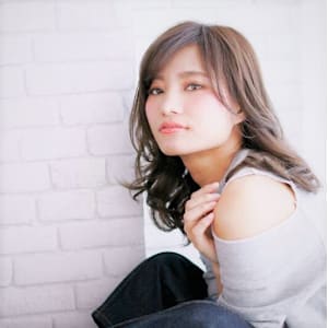 〈大人女性の愛されセミロング〉大人可愛い　小顔　とろみカール